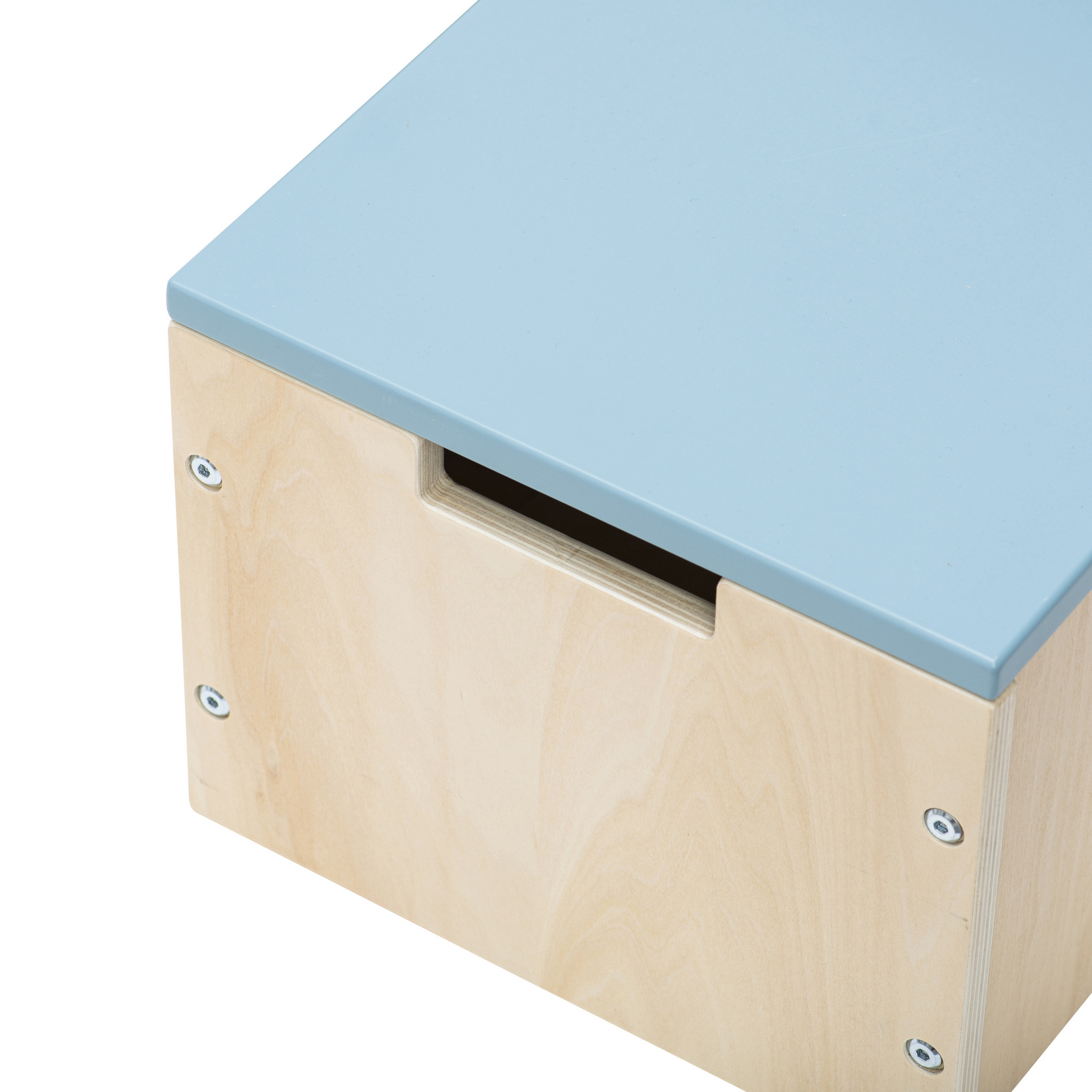 Bodenspieltisch mit Sitzbänken