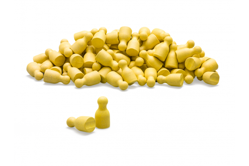 Satz aus 100 Spielfiguren in gelb, verpackt im Karton.