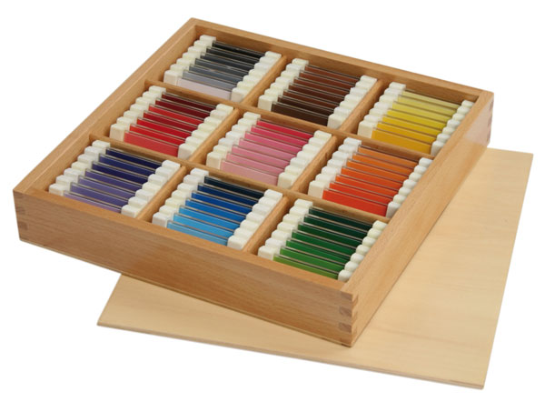 Farbtäfelchen im Holzkasten, 63 Farben