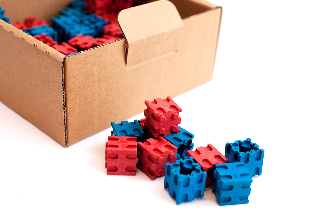 100 Steckwürfel 2 x 2 x 2 cm, aus RE-Wood® in rot / blau, 4-8 Jahre