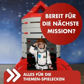 Kind im Astronauten-Kostüm spielt in einer großen Spiel-Rakete. Alles für Themen-Spielecken.