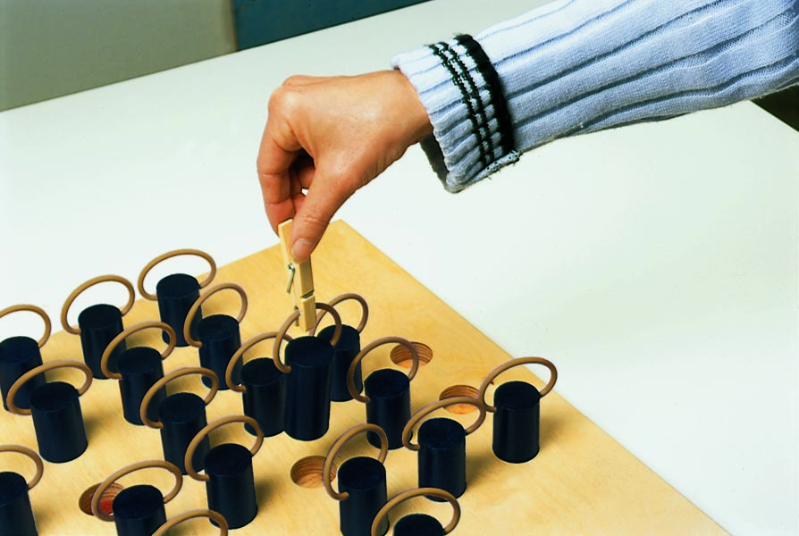 Solitär Bügelstecker, mit Spielbrett, ab 3 Jahre