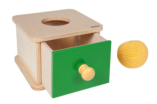 Imbucare-Kasten mit gestricktem Ball
