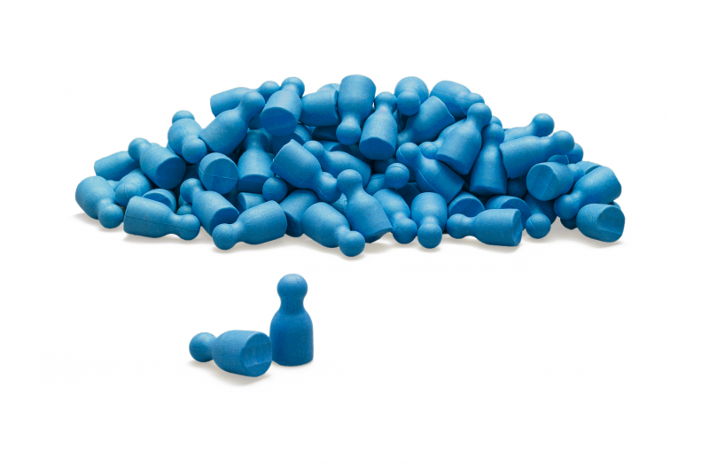 Satz aus 100 Spielfiguren in blau, verpackt im Karton.