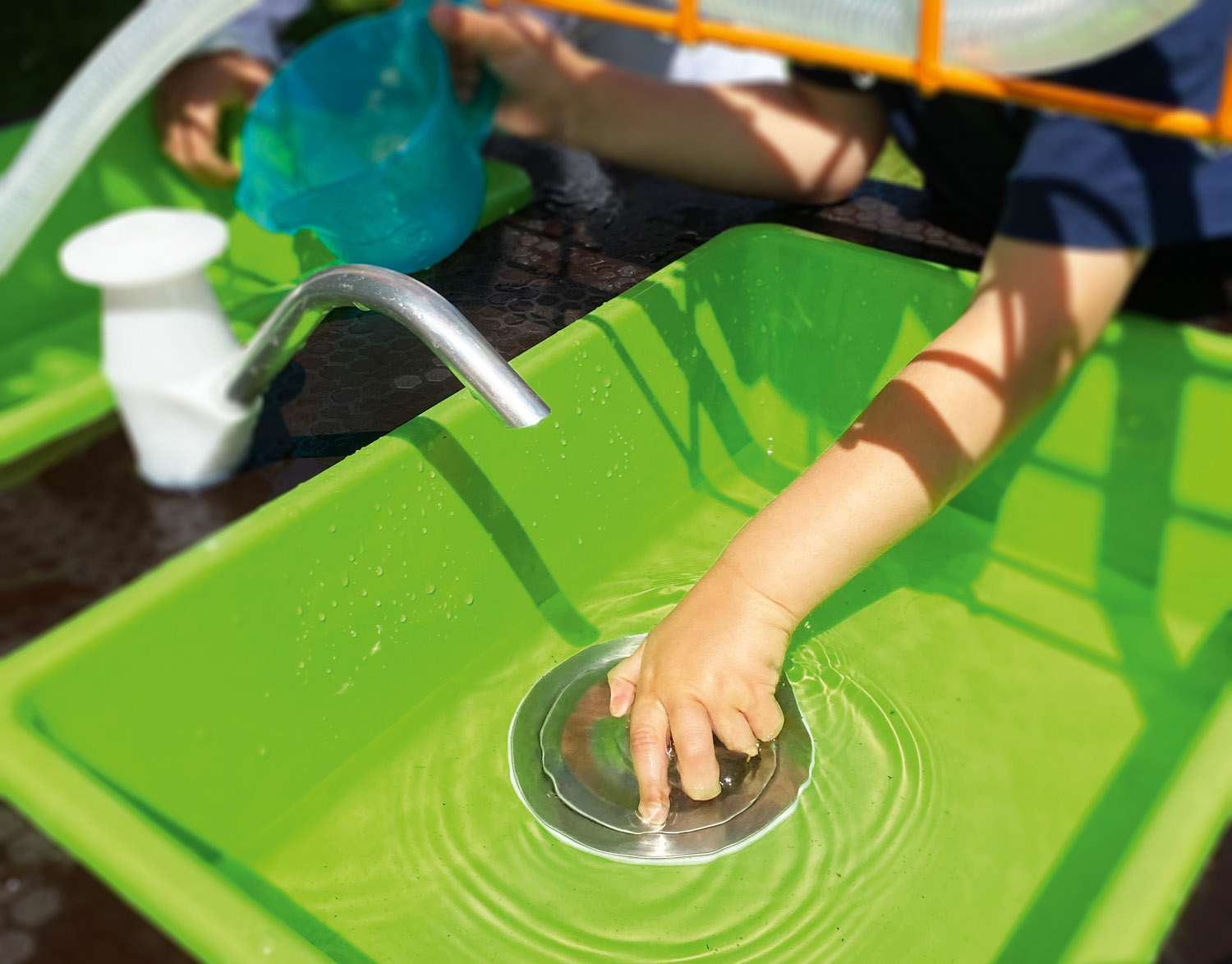 Mobiler Sand-Wasser-Tisch mit Pumpe