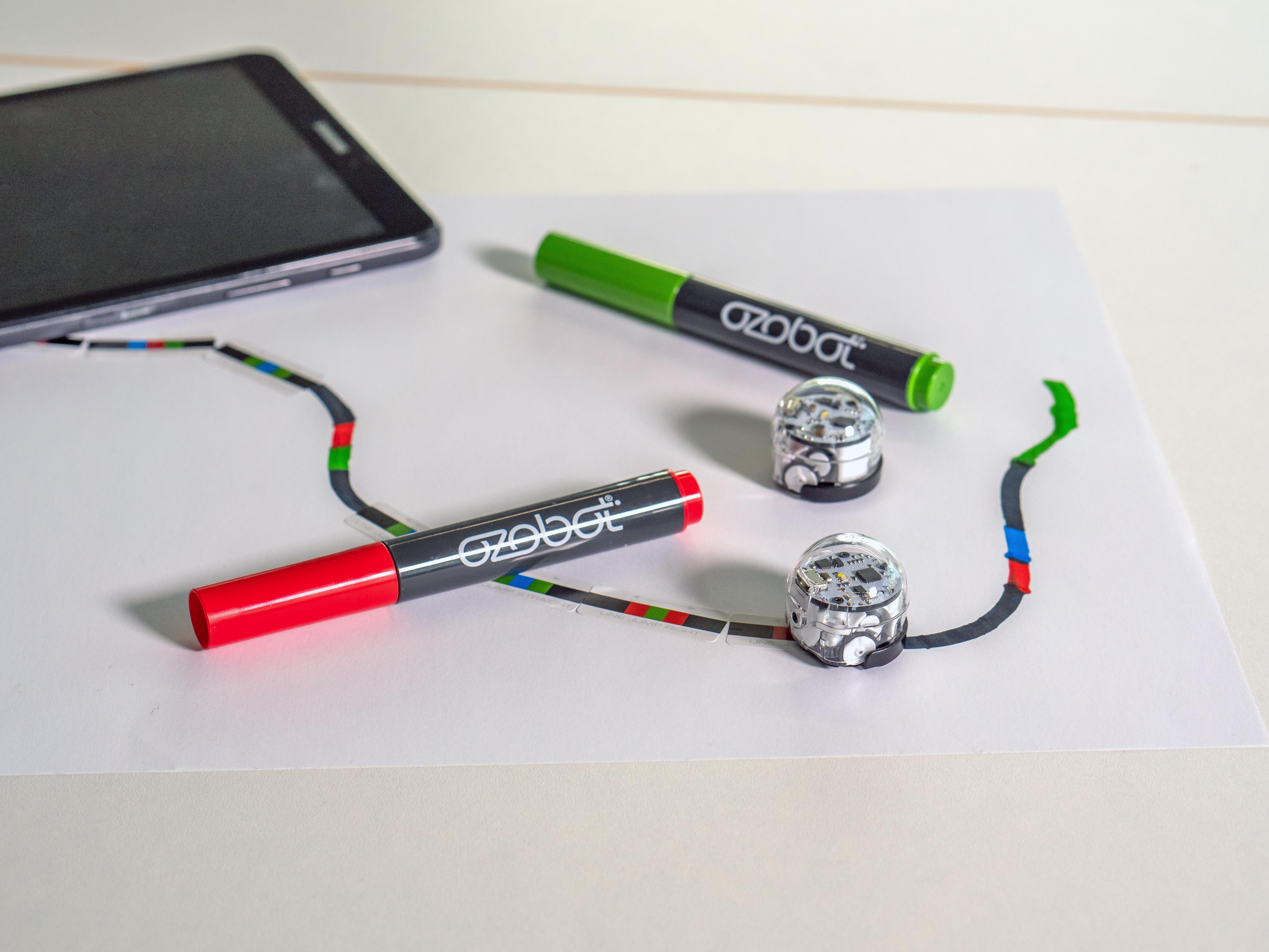 Ozobot Evo Klassenset, 18 Lernroboter inkl. Stiftsets und Aufladebox, ab 8 Jahre