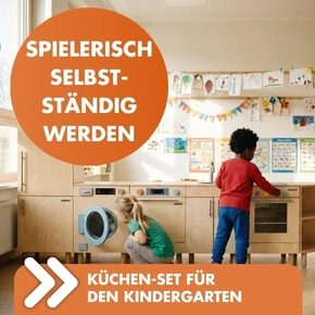 Kinder spielen an einer großen Educo Spielküche aus Holz. Spielerisch selbstständig werden.