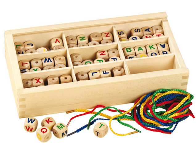 Fädel-Buchstaben, 130 bedruckte Holzwürfel, ab 5 Jahre