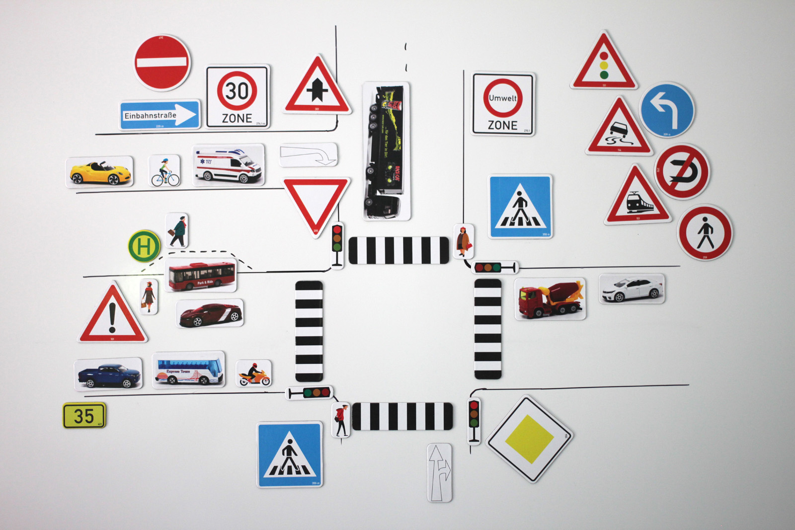 Erweiterter Verkehrszeichensatz, 124 magnethaftende Teile aus MAG-Pap° im Karton mit Anleitung