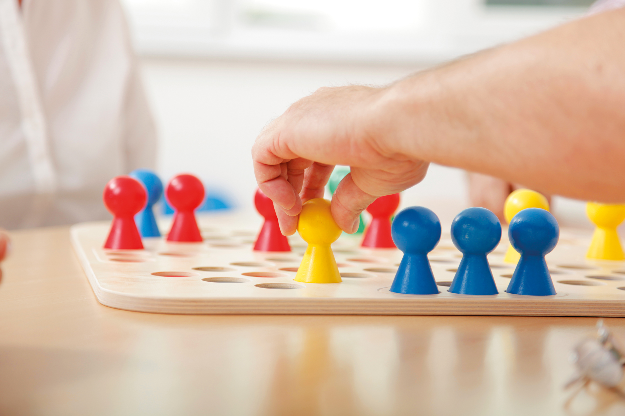 Go 4, Spielbrett mit Spielfiguren + Würfel, ab 3 Jahren (auch für Senioren)