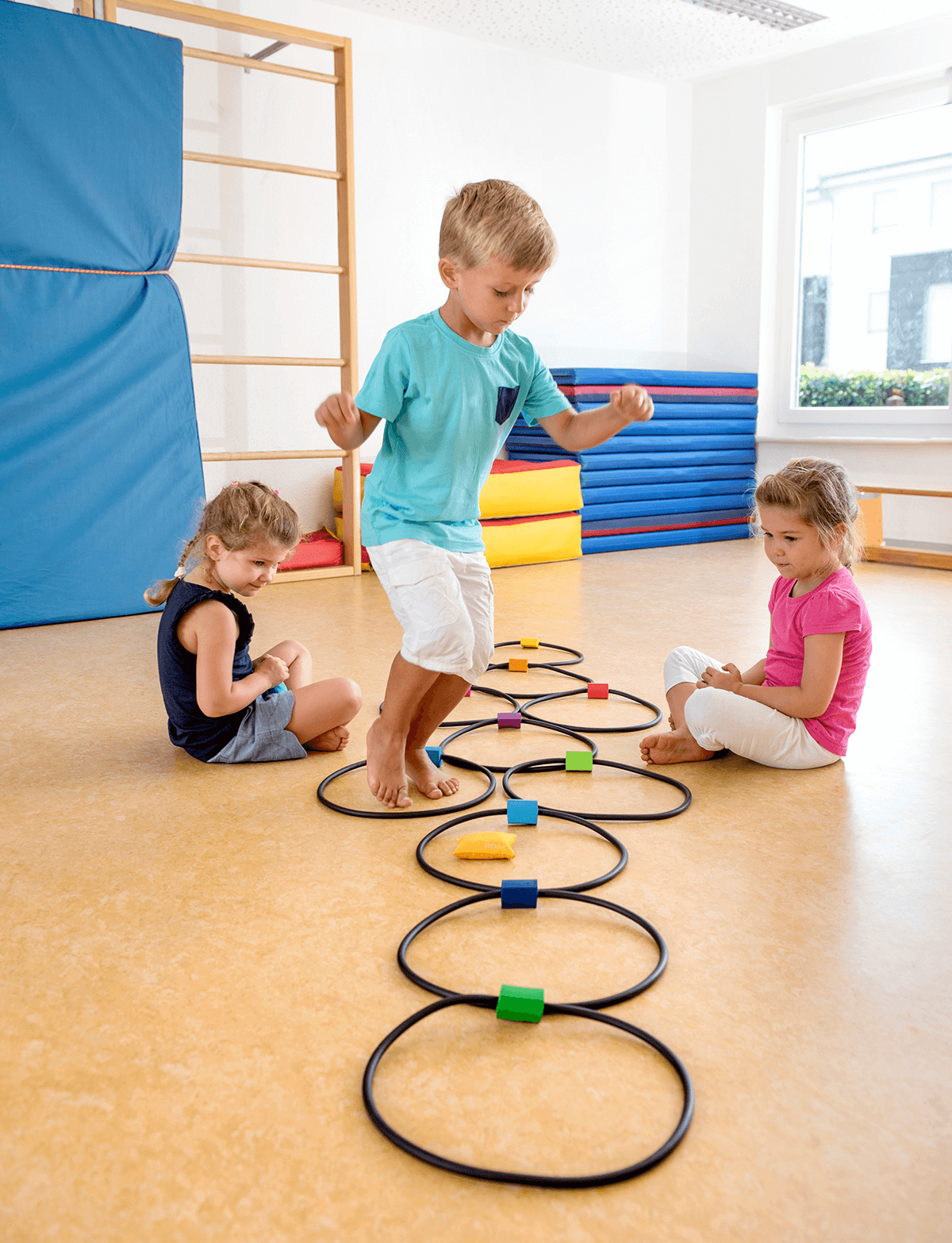 Jump & Throw, 10 bunte Ringe und 3 Wurfsäckchen, ab 4 Jahre