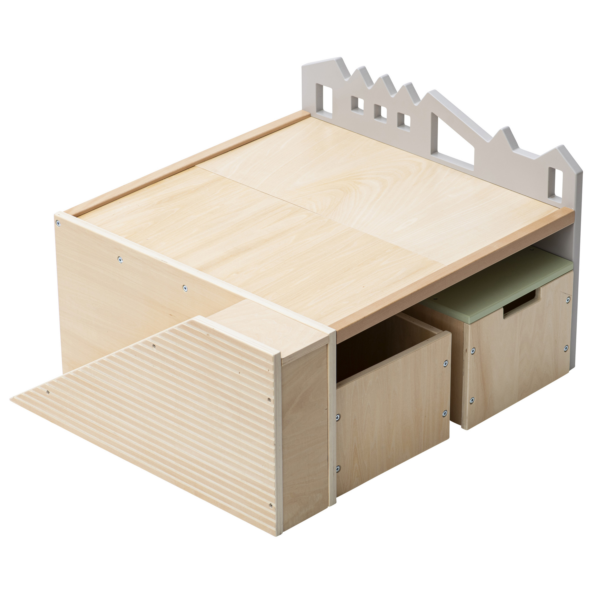 Bodenspieltisch mit Sitzbänken