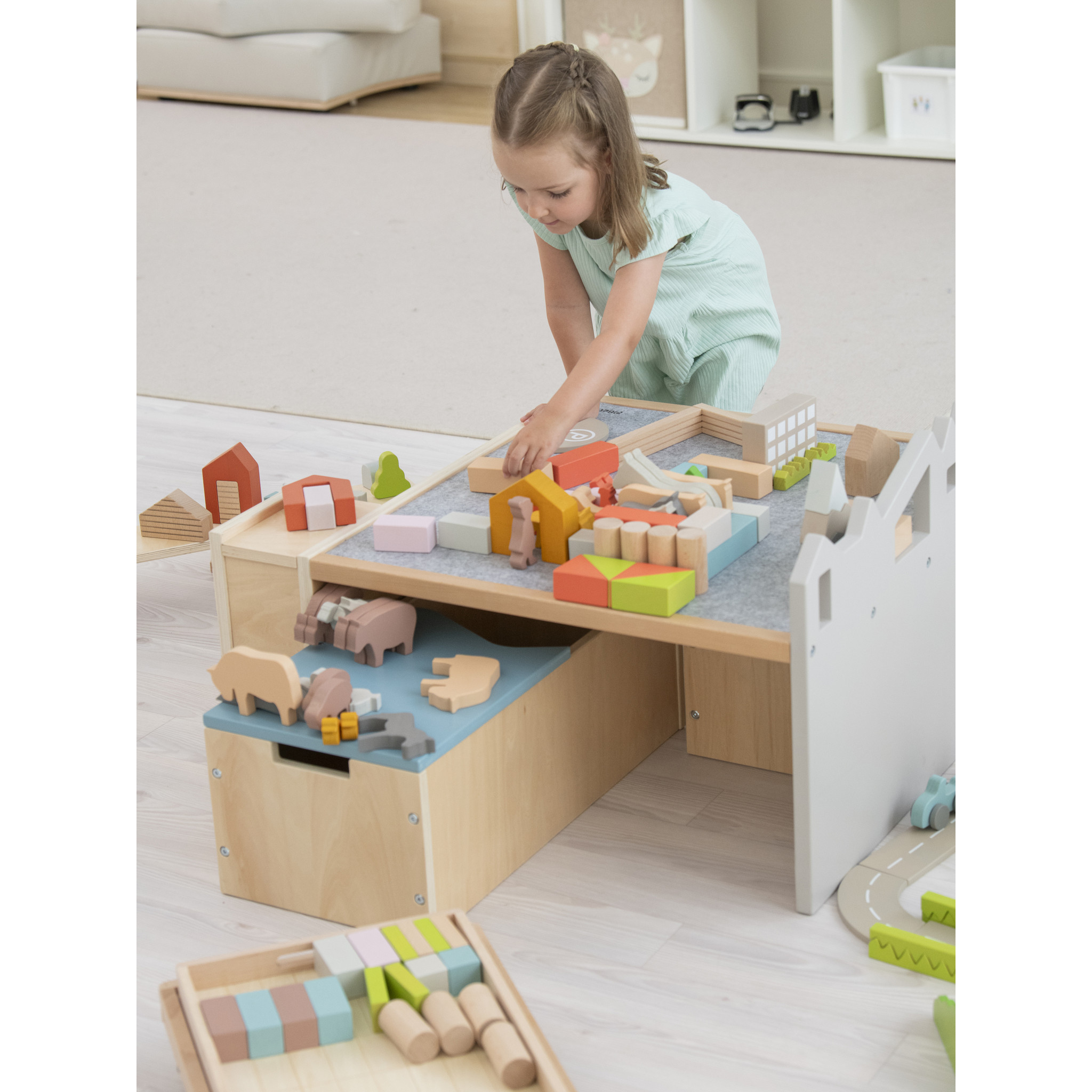 Bodenspieltisch mit Sitzbänken