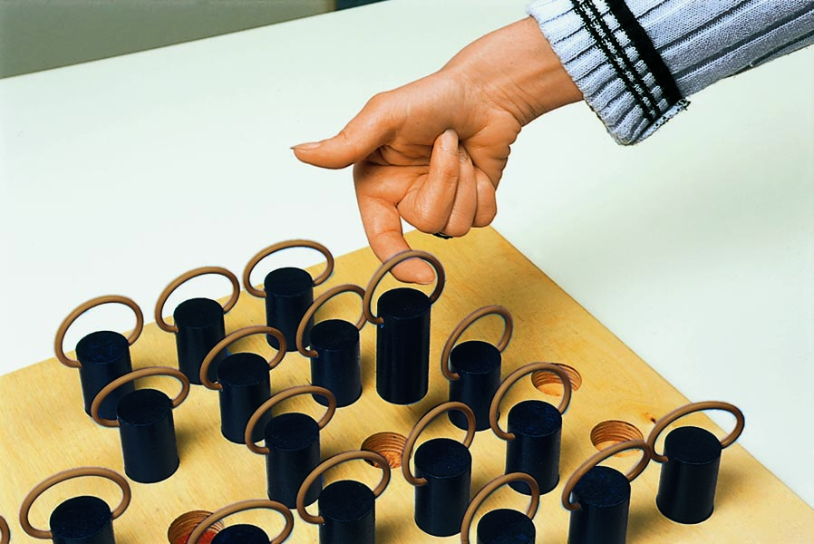 Solitär Bügelstecker, mit Spielbrett, ab 3 Jahre