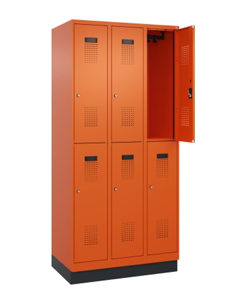 C+P Doppelstöckiger Spind Evolo PLUS, HxBxT: 195 x 90 x 50 cm, RAL 2004 Reinorange, mit Schrägdach und Zahlenschloss