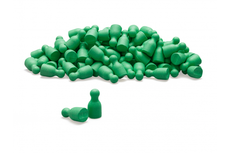 Satz aus 100 Spielfiguren in grün, verpackt im Karton.