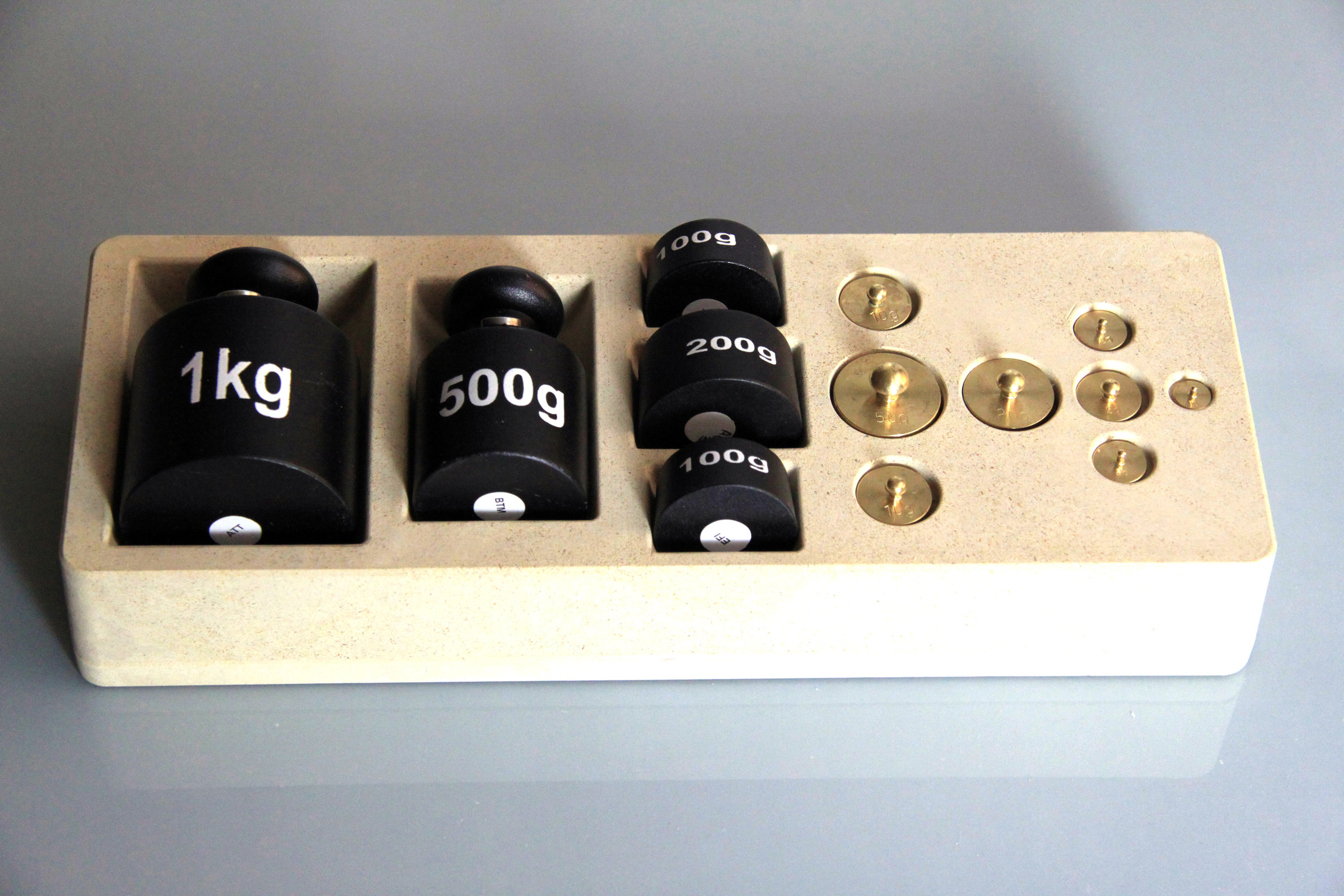 Gewichtssatz 2 kg in einem Block aus RE-Wood