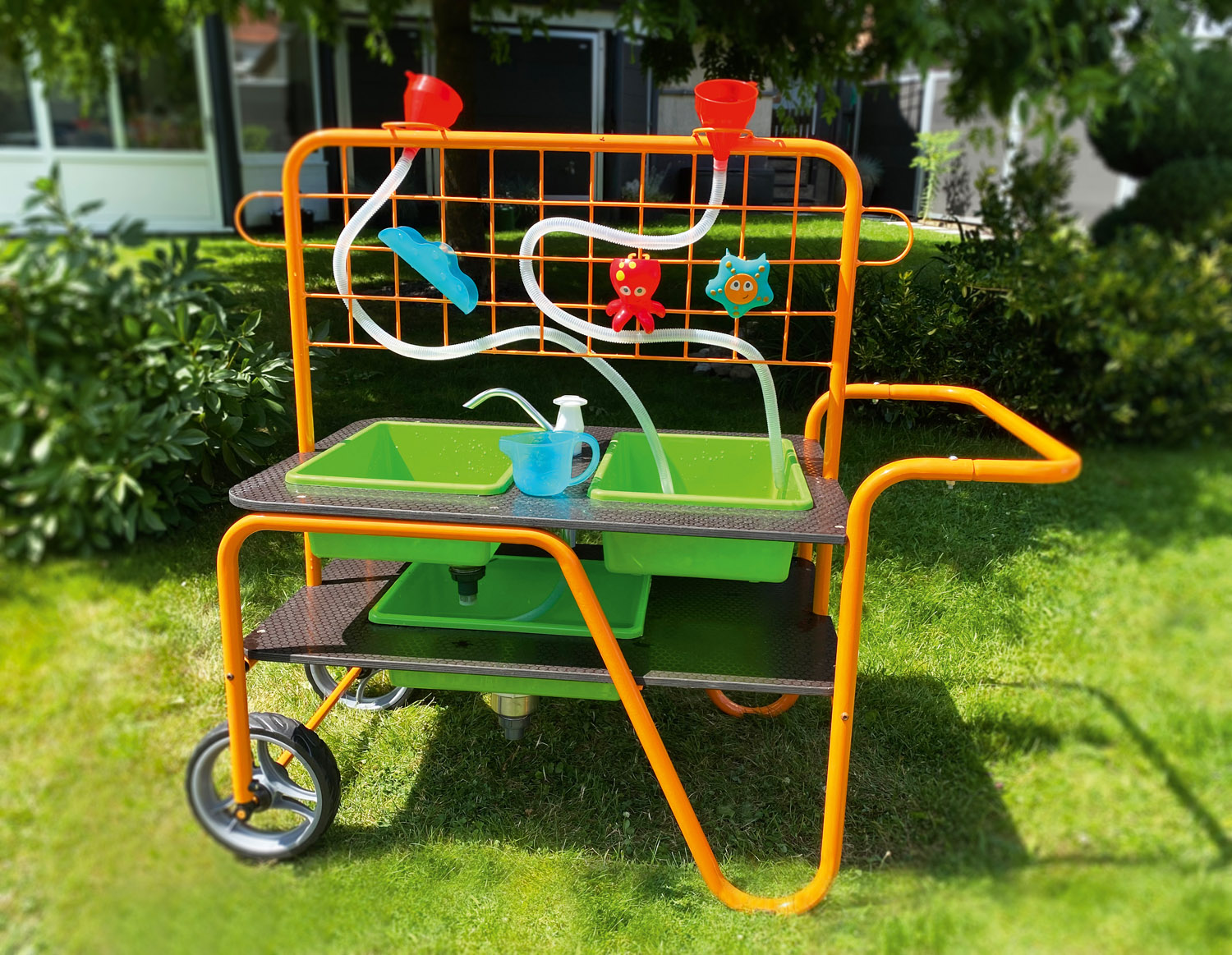 Mobiler Sand-Wasser-Tisch mit Pumpe