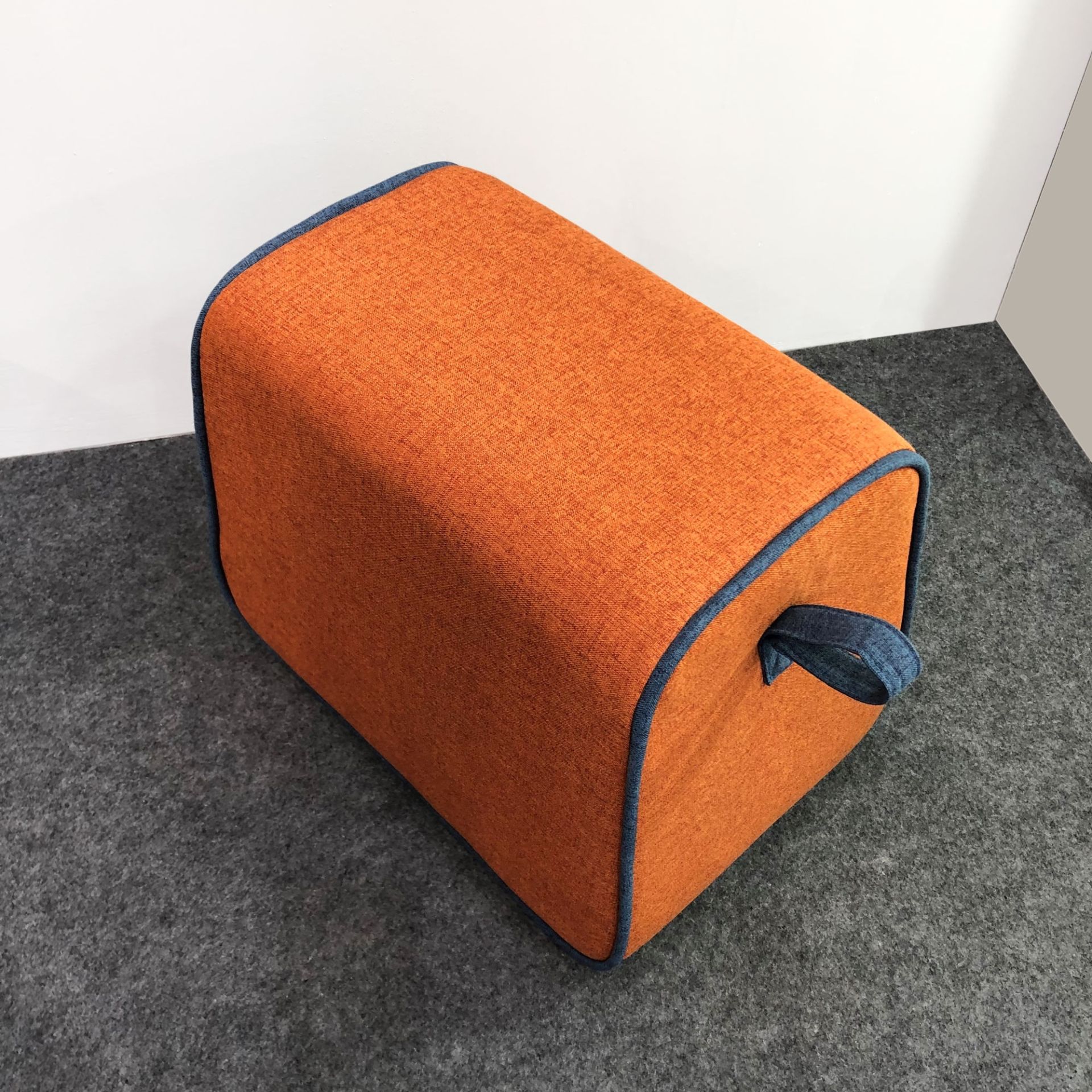 Hockidu - Hocker gepolstert mit Schlaufe, Farbe orange