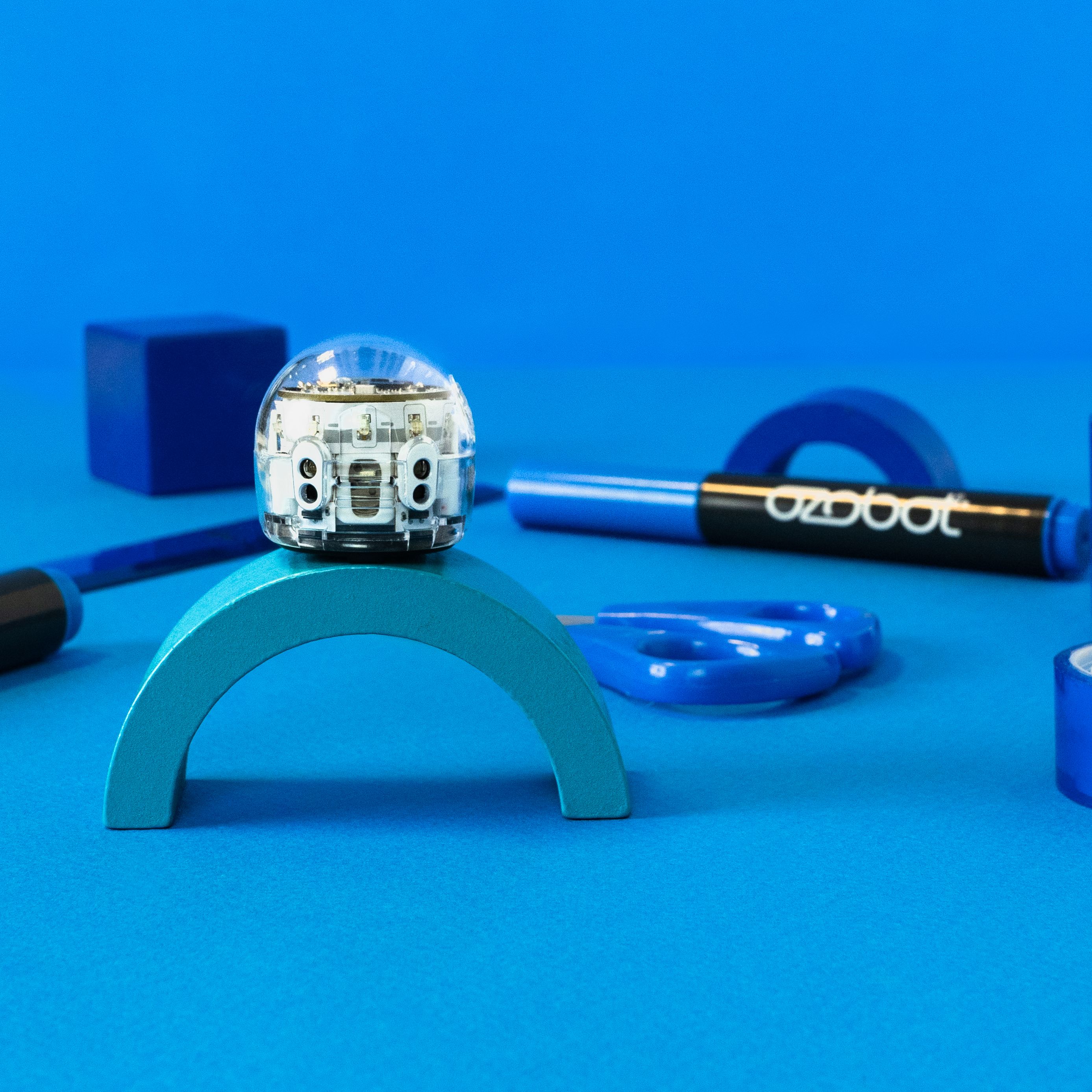 Ozobot Evo Starterset, Lernroboter inkl. Experience-Pack, Stiftset und Handbuch, ab 8 Jahre