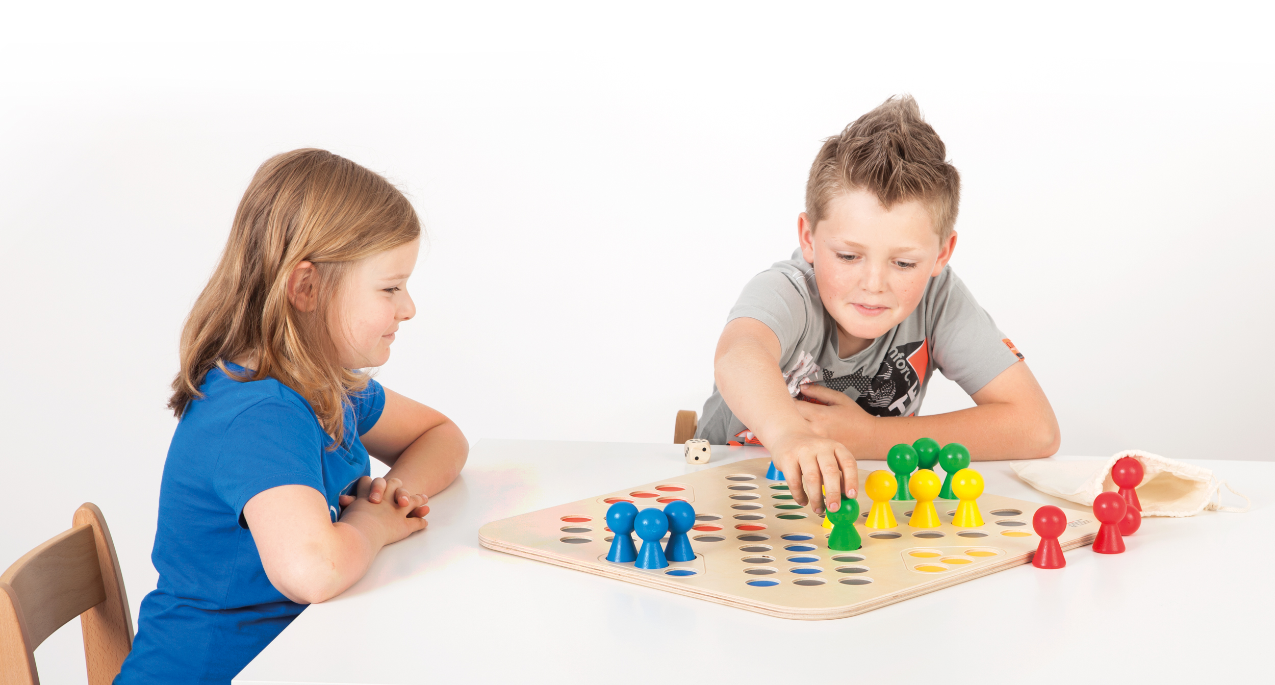 Go 4, Spielbrett mit Spielfiguren + Würfel, ab 3 Jahren (auch für Senioren)