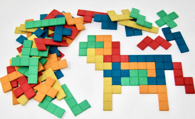 Satz aus 60 Pentominos in 5 Farben aus RE-Wood, im Karton