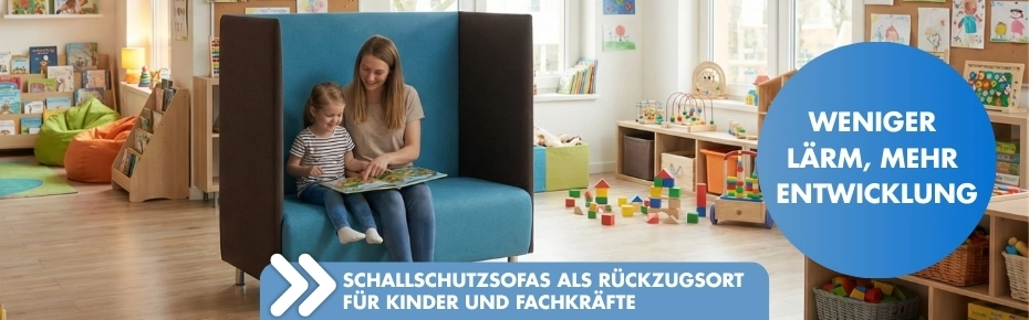 Erzieherin und Kind lesen auf einem blauen Schallschutzsofa. Weniger Lärm, mehr Entwicklung.