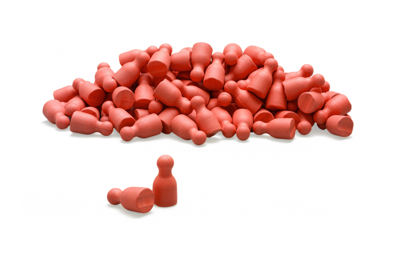Satz aus 100 Spielfiguren in rot, verpackt im Karton