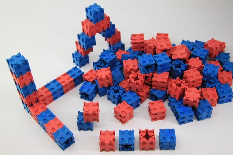 100 Steckwürfel 2 x 2 x 2 cm, aus RE-Wood® in rot / blau, 4-8 Jahre