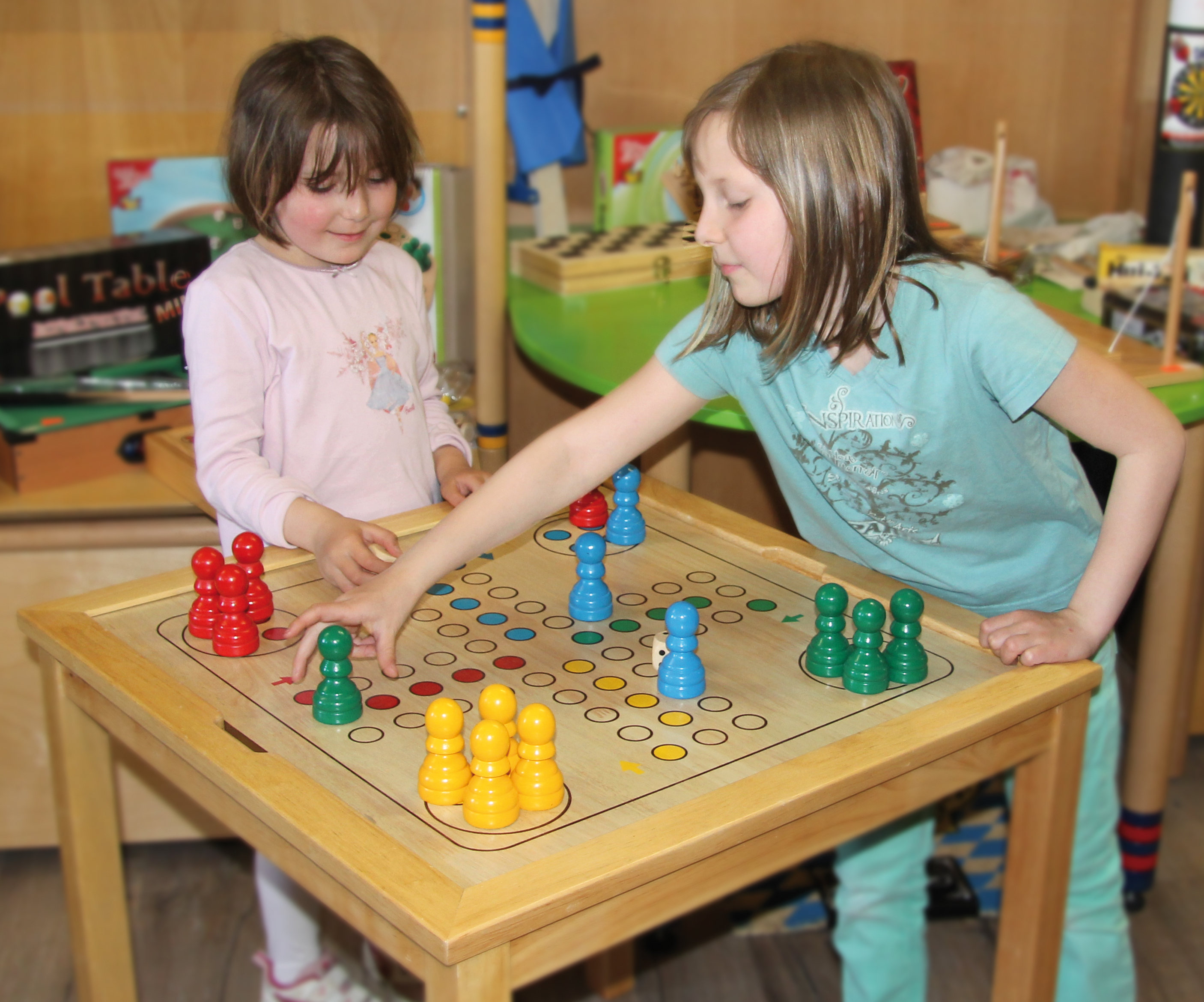 Brettspiel-Tisch mit Schach, Dame und Ludo, extragroße Spielfiguren