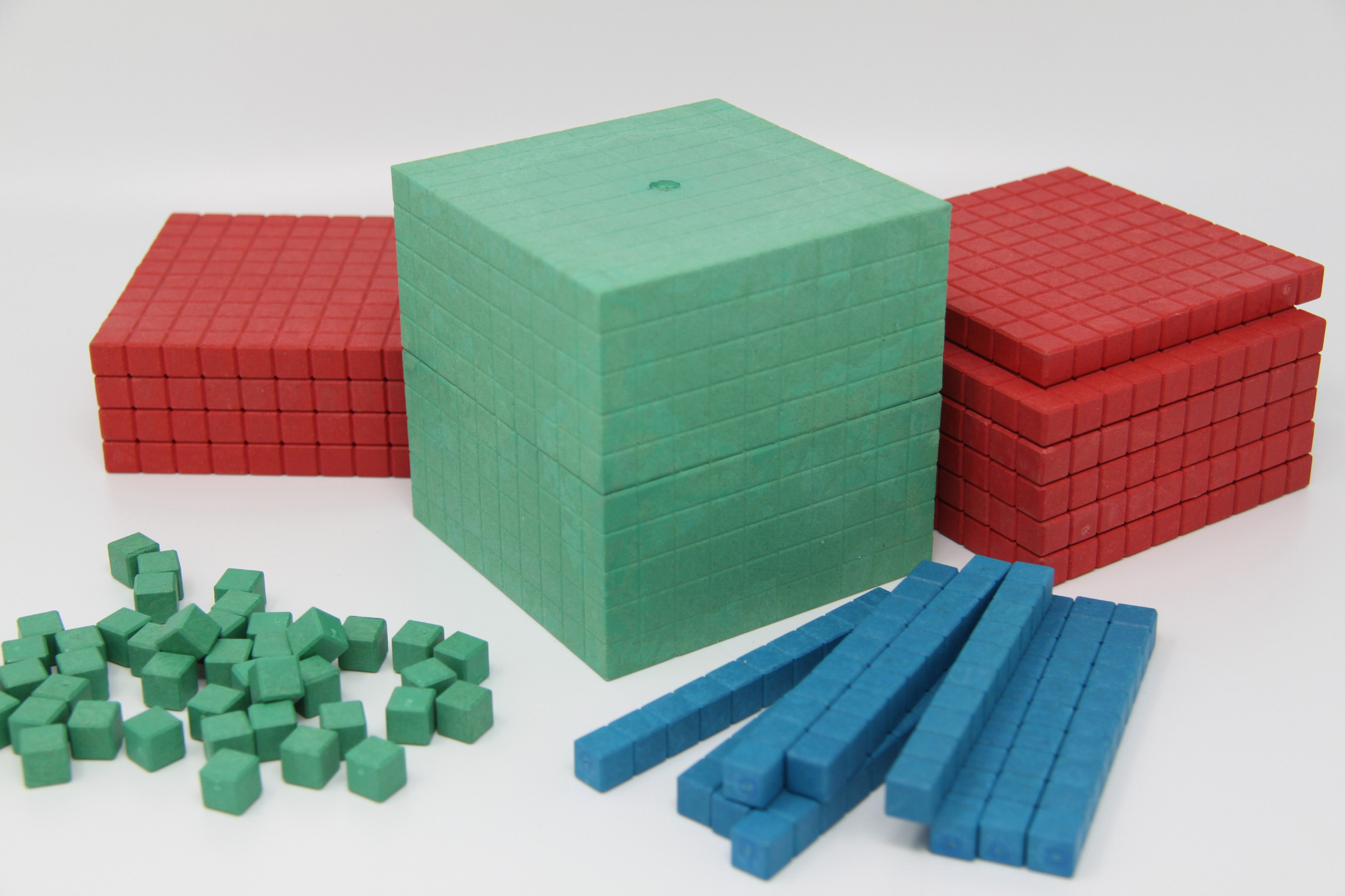 Dienes Grundsortiment aus farbigem ReWOOD®, 121 Teile, in Montessori-Farben