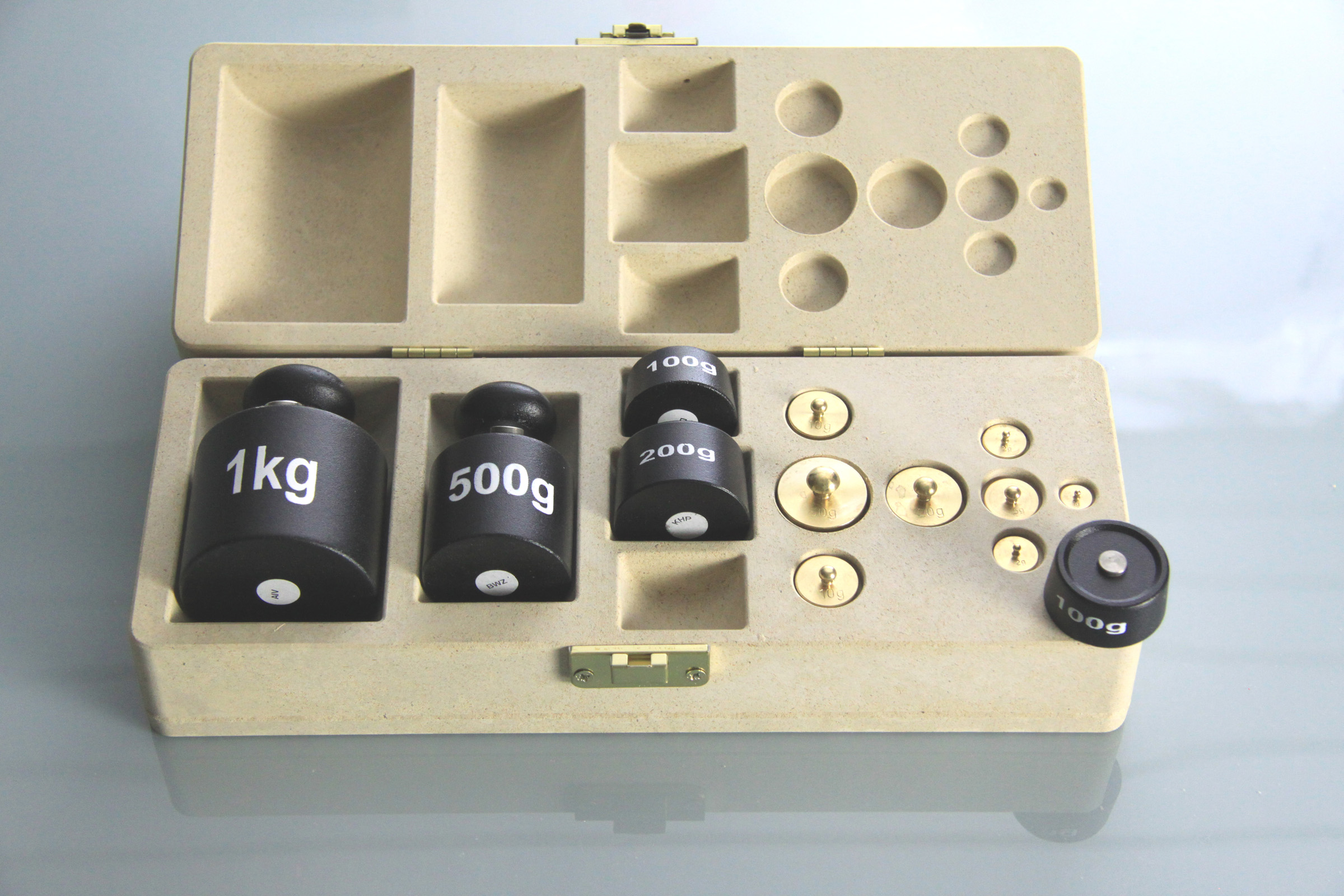 Gewichtssatz 2 kg in einem Block aus RE-Wood mit Deckel