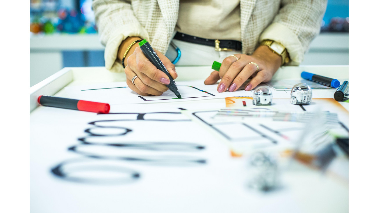 Ozobot Evo Starterset, Lernroboter inkl. Experience-Pack, Stiftset und Handbuch, ab 8 Jahre