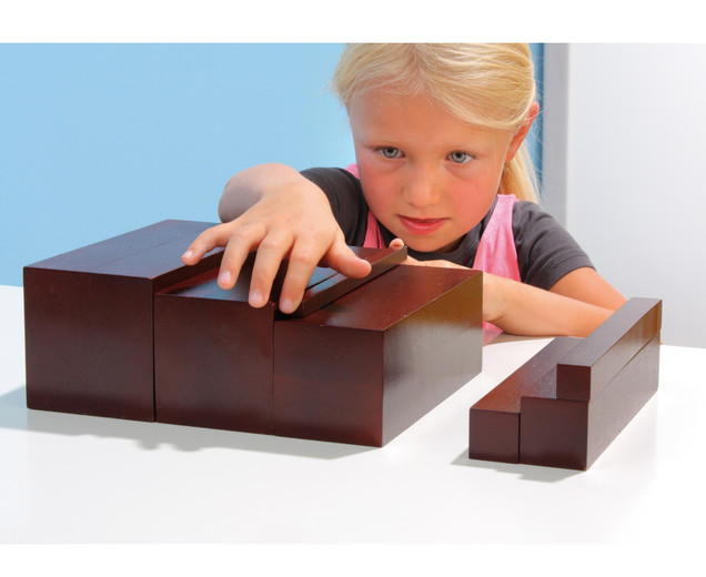 Braune Treppe, 10 hölzerne Prismen, ab 3 Jahre
